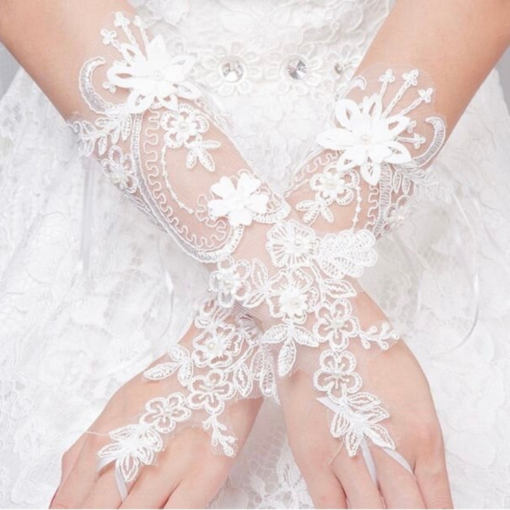 Elegant White Lace Gloves